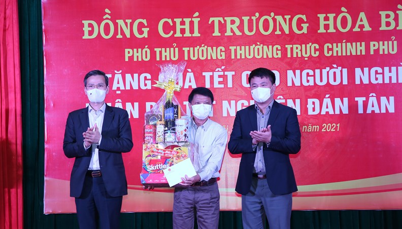 Phó Thủ tướng Thường trực thăm, tặng quà gia đình chính sách - ảnh 4